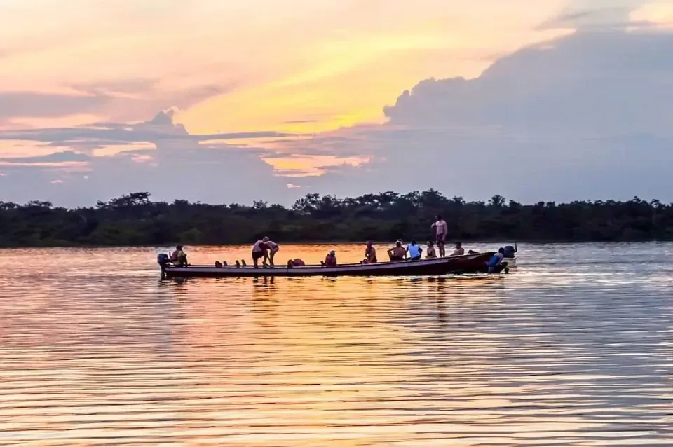 Touristen in einem Naturschutzgebiet, Reiseführer